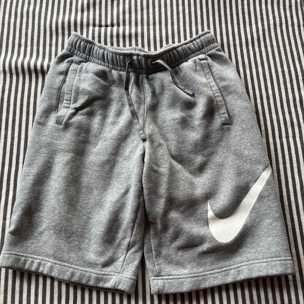 Nike Sportswear Club Men's Graphic Short - Small